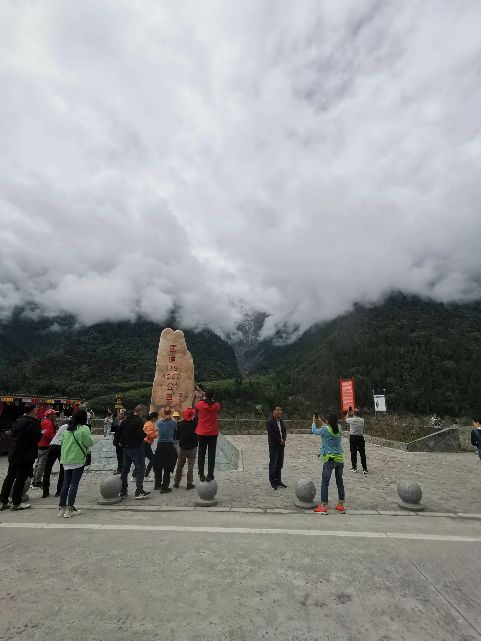 4000 公里里程碑,人好多,就不想合影了