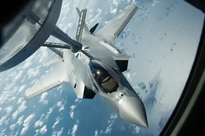 空中加油：战斗机特写 战斗机 空中加油 高空视角 4K