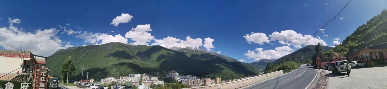 全景图。想起来再爬这个坡的时候,还被路上的女骑友喊了句:“美女加油”。呃呃,可能是因为全身都被遮住的缘故.后来告诉伙伴们时大家都在笑