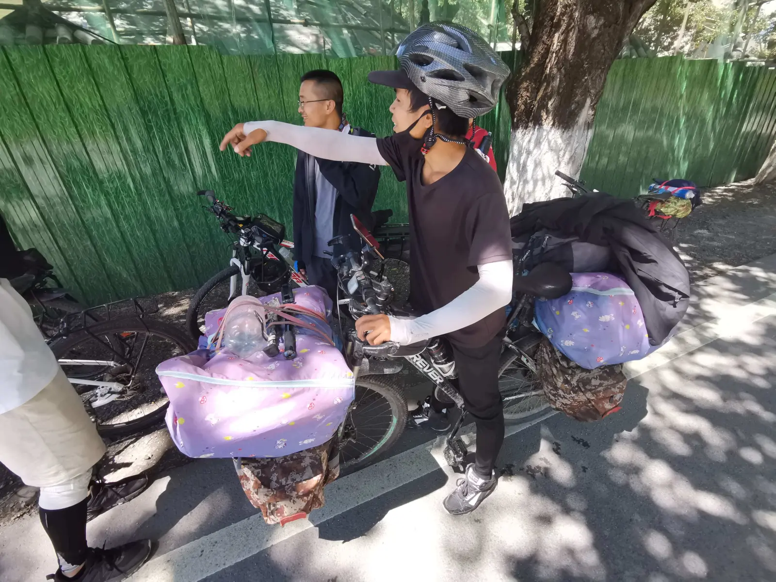 图中前面这位就是那位小哥,后面那位是韩同学队伍里已经骑过两次川藏线的骑友。