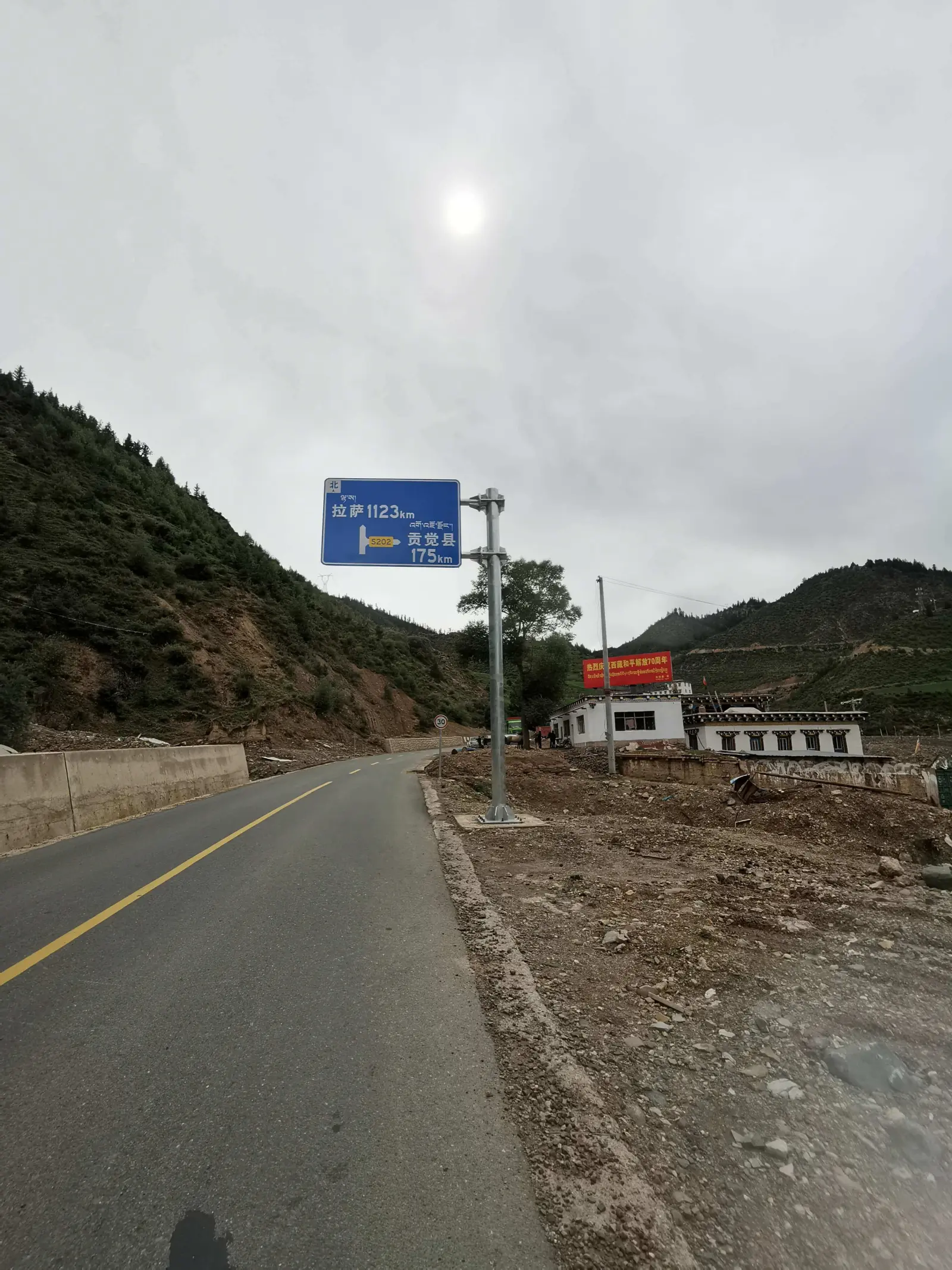 然后就是下午的路程了,拍摄自下午 4:41,不知不觉已经快走了一半的路了