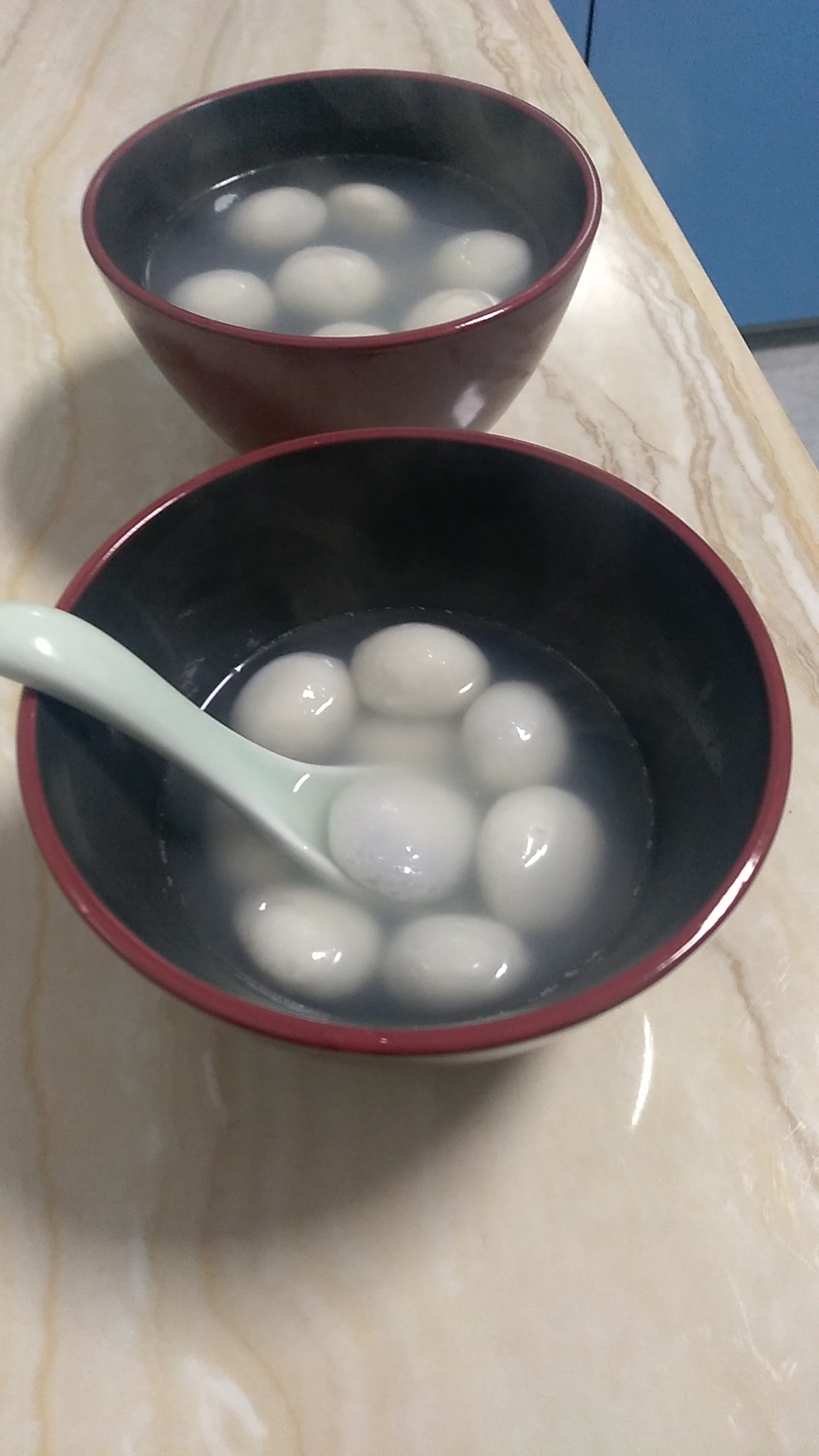 一个人吃汤圆,莫名盛了两碗,好像有人陪我一起一样,竟然还觉得幸福