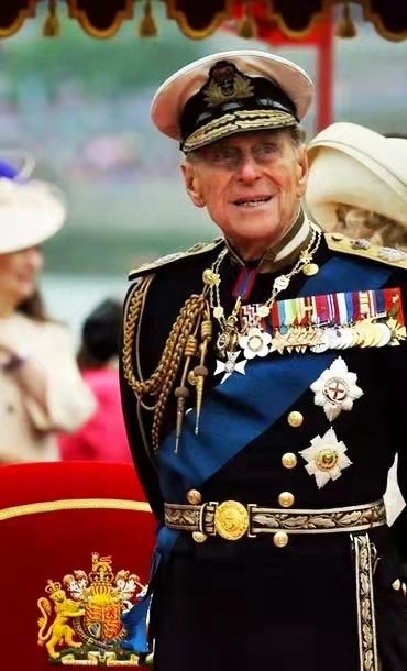 穿英国皇家海军元帅礼服的菲利普亲王