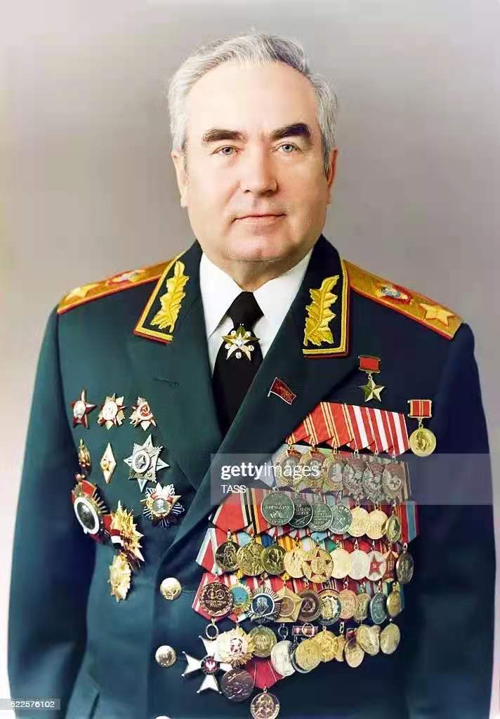 苏联中后期的部分苏联元帅与苏联海军元帅礼服标准照彩图.