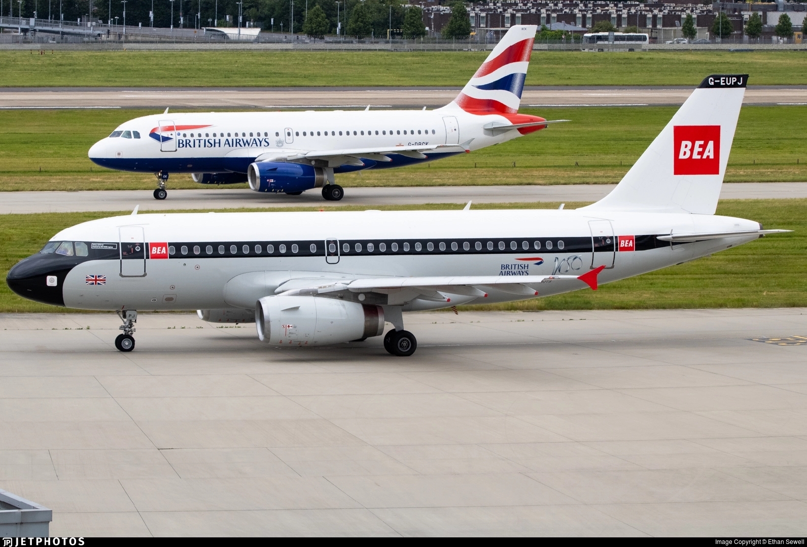 英国航空百年纪念涂装(英欧航)和标准涂装的空客a319同框(图转j网)