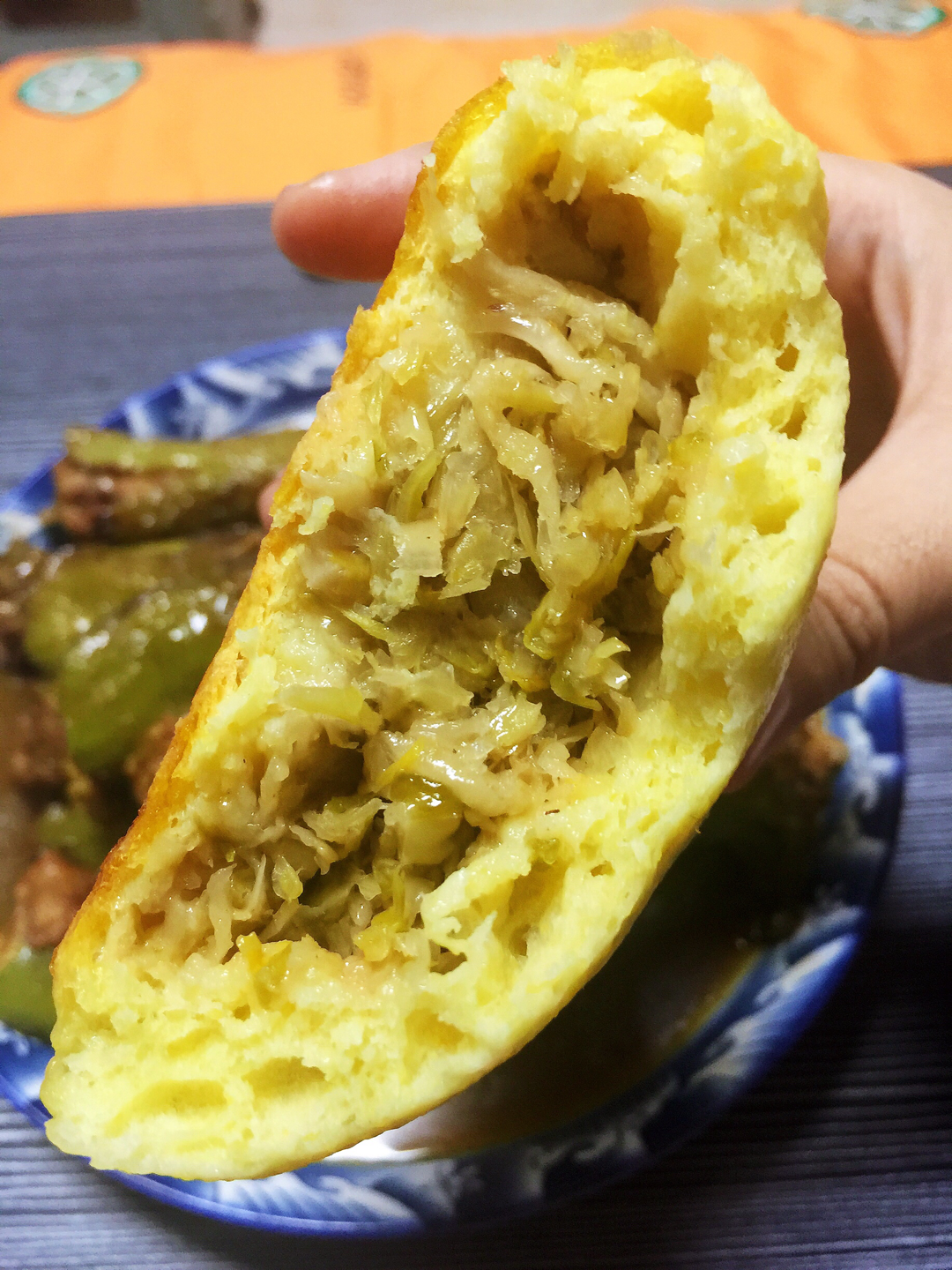 (2/2)肉馅虎皮尖椒一盘10根,配五个酸菜馅玉米面菜团子 真是粗茶淡饭