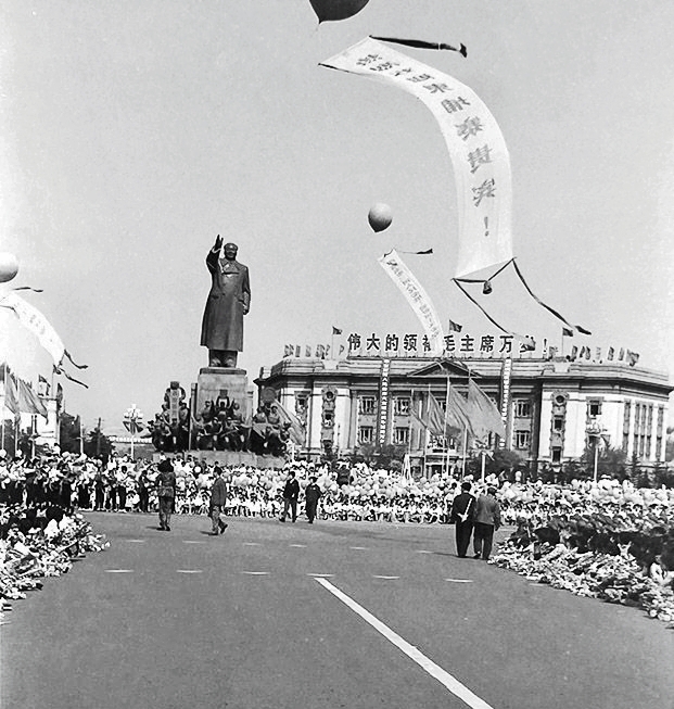 1972年  中国辽宁沈阳市红旗广场前欢迎柬埔寨国家元首西哈努克亲王的