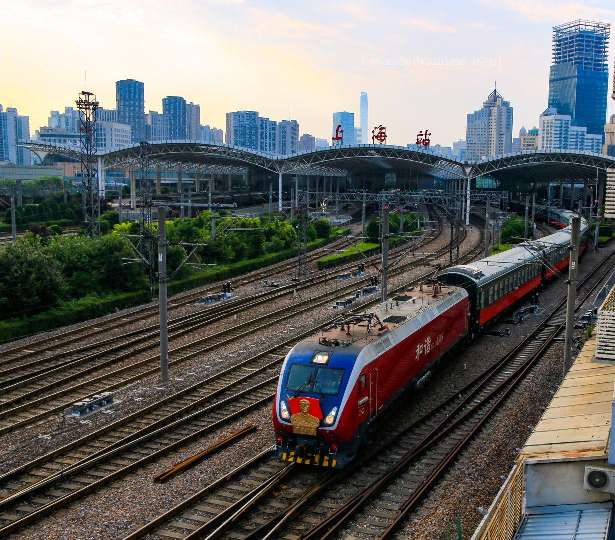 出站 牵引 0y701次(上海西-嘉兴) 建党百年红色主题列车9899浏览