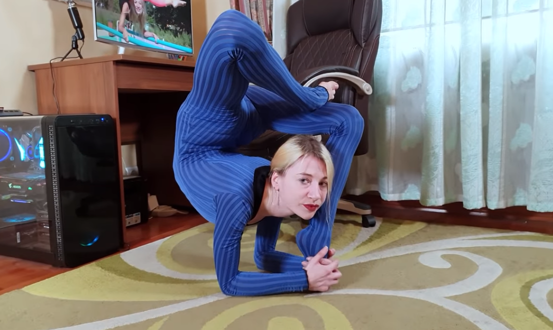 外国美女表演柔术,这身体真的太柔软了浏览:164收藏:2支持:2上传时间