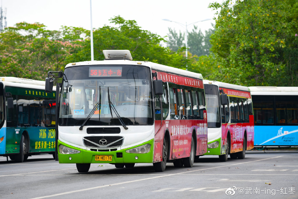 图二:原作者微博@武南-ing-红枣,武汉扬子江"世 界 名 车"(大嘘)wg61