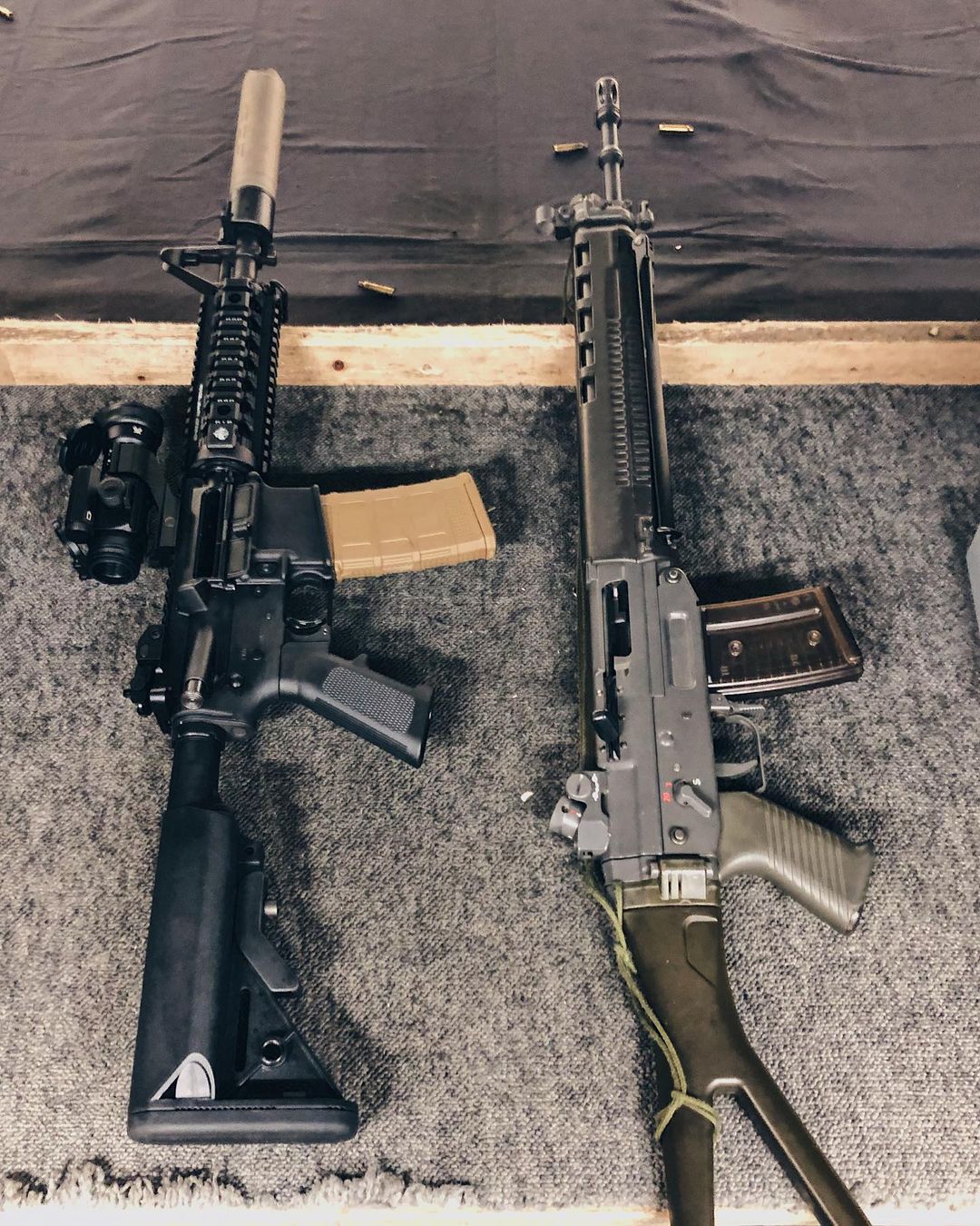 sig #sg550#7915和装有aimpoint红点瞄具,消音器和马格浦沙色弹匣