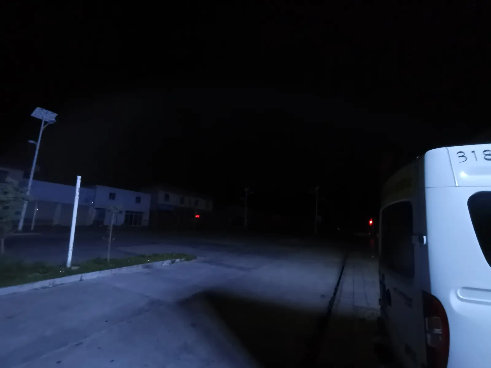 拍摄于 06:19:26,天还没亮,虽然已经有骑友出发,但我还是打算晚一点再走