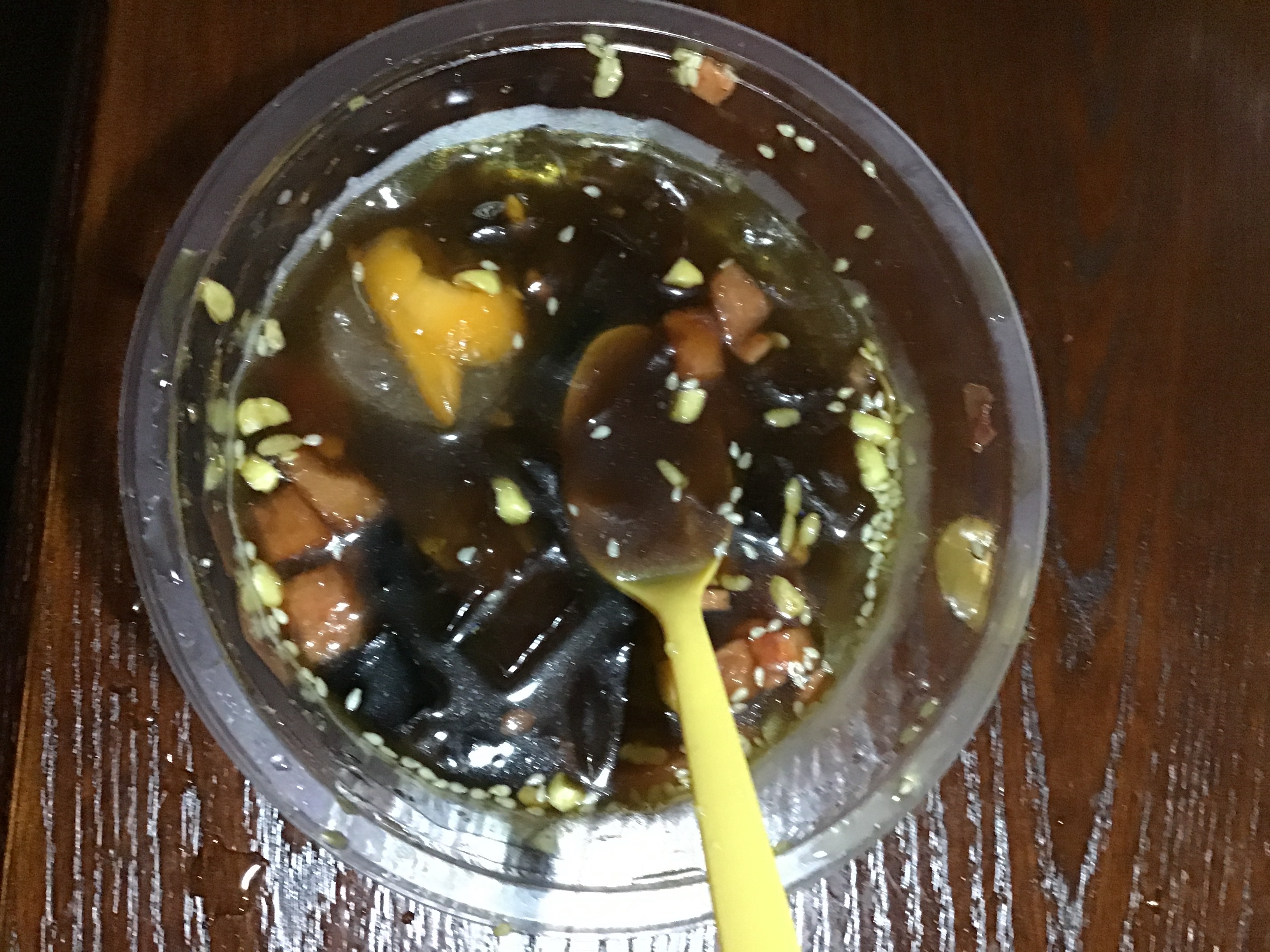 我爸买的冰粉,再加上我的秘制枇杷冰块.超好吃