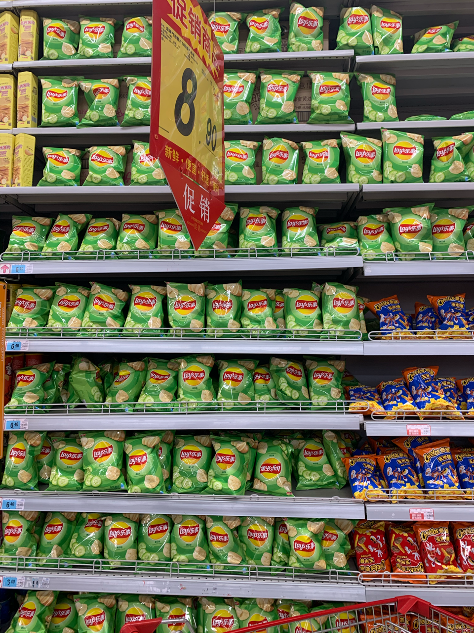 昨天去大润发 薯片货架就很怪 676767[妙啊]浏览:162收藏:0支持