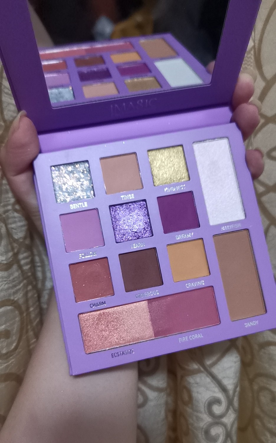 盘眼影,亚光粉质让我想到诗佩妮,左上亮片让我想到完美日记,紫色和