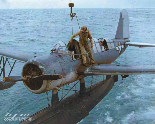 被母舰回收中的美国海军os2u"翠鸟"水上侦察机.