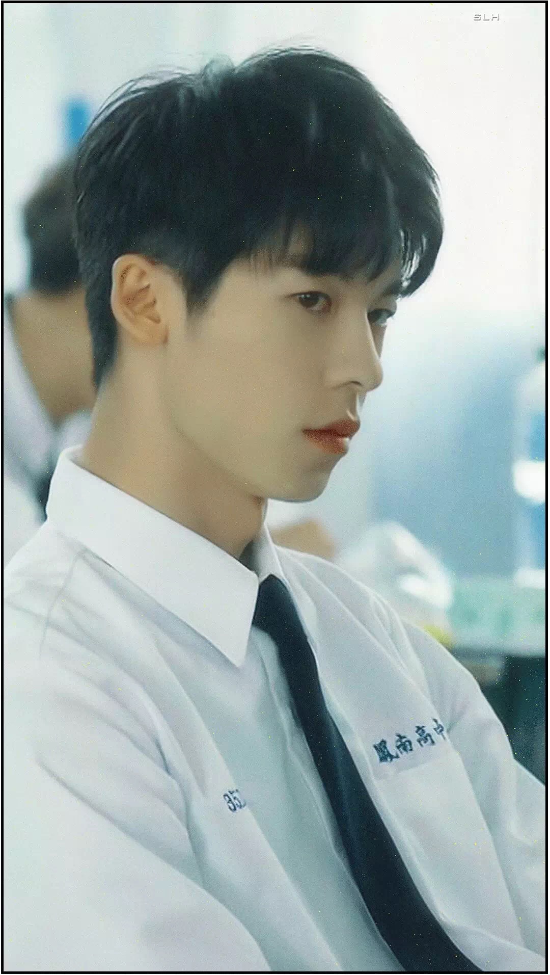 托腮少女张橙子