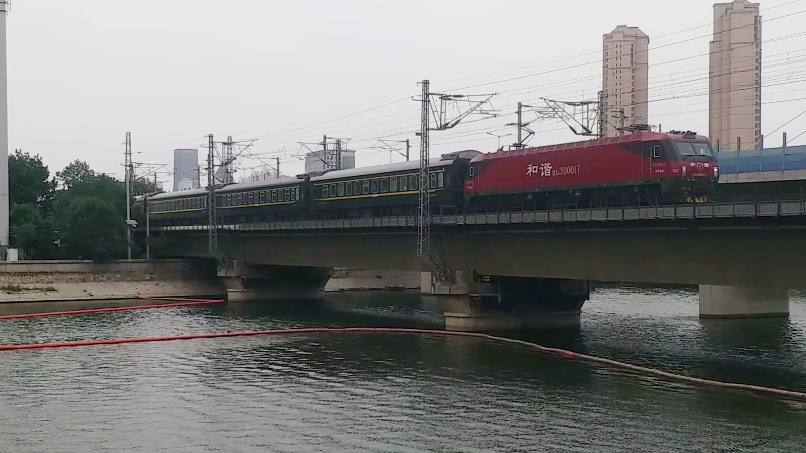 k1785次天西普速场19道停车,本务西转济hxd3d0017