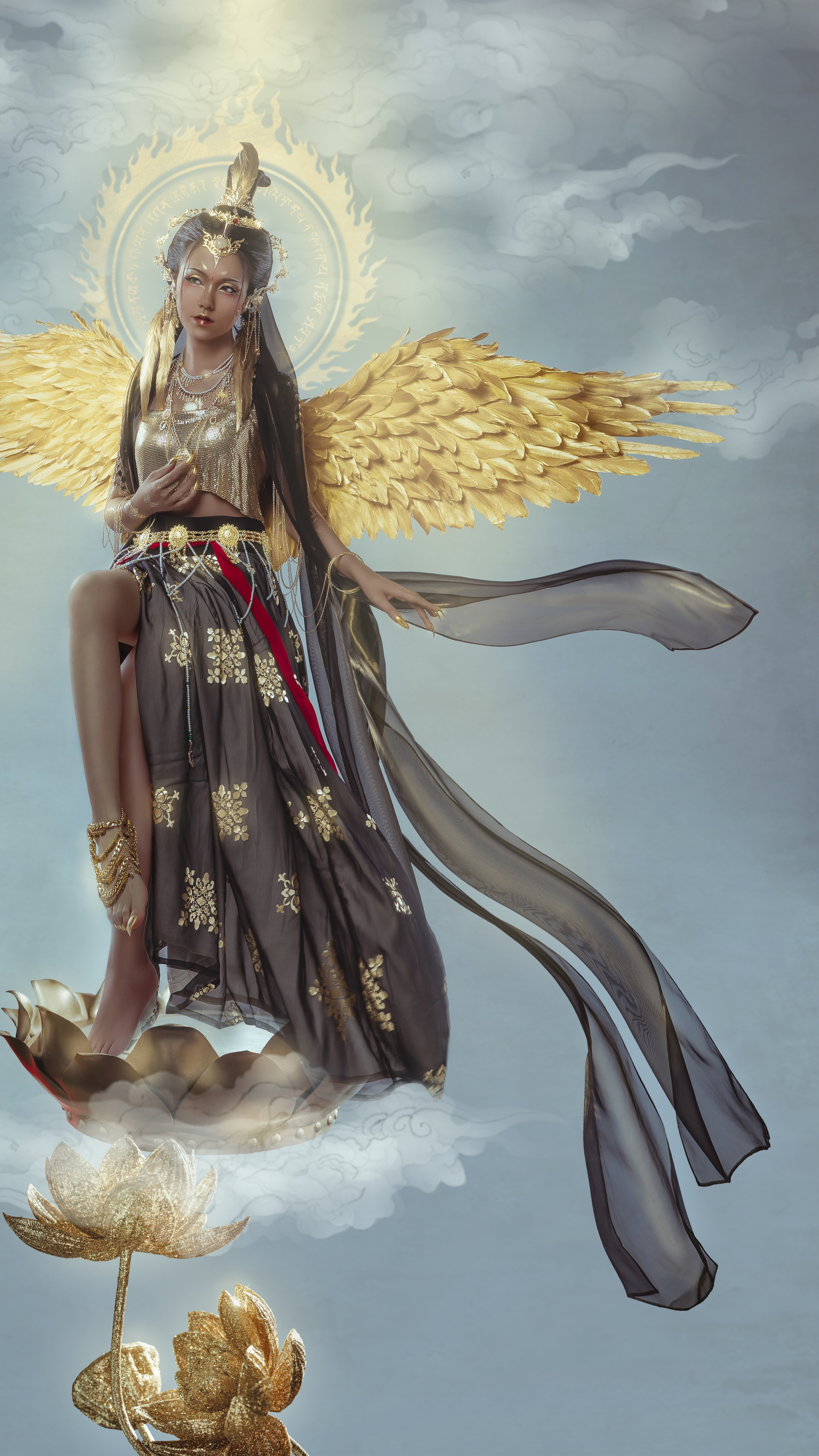 两爪锋利,立于莲座之上,镂空火焰背光 梵音·迦楼罗·天龙八部之一