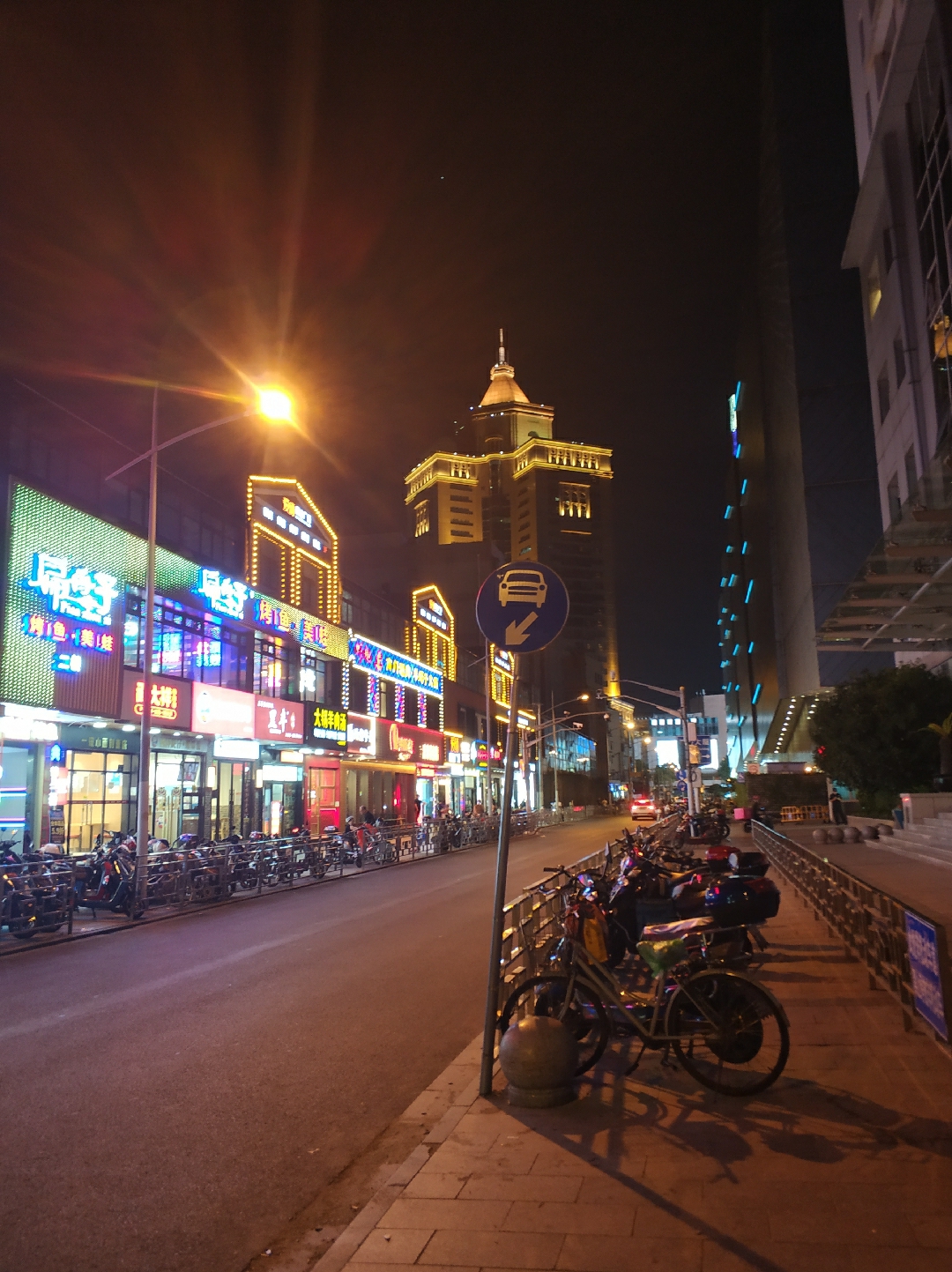魔都夜市,晚上也只能进店吃 想起以前总去东兴超市那边,到处是砂锅