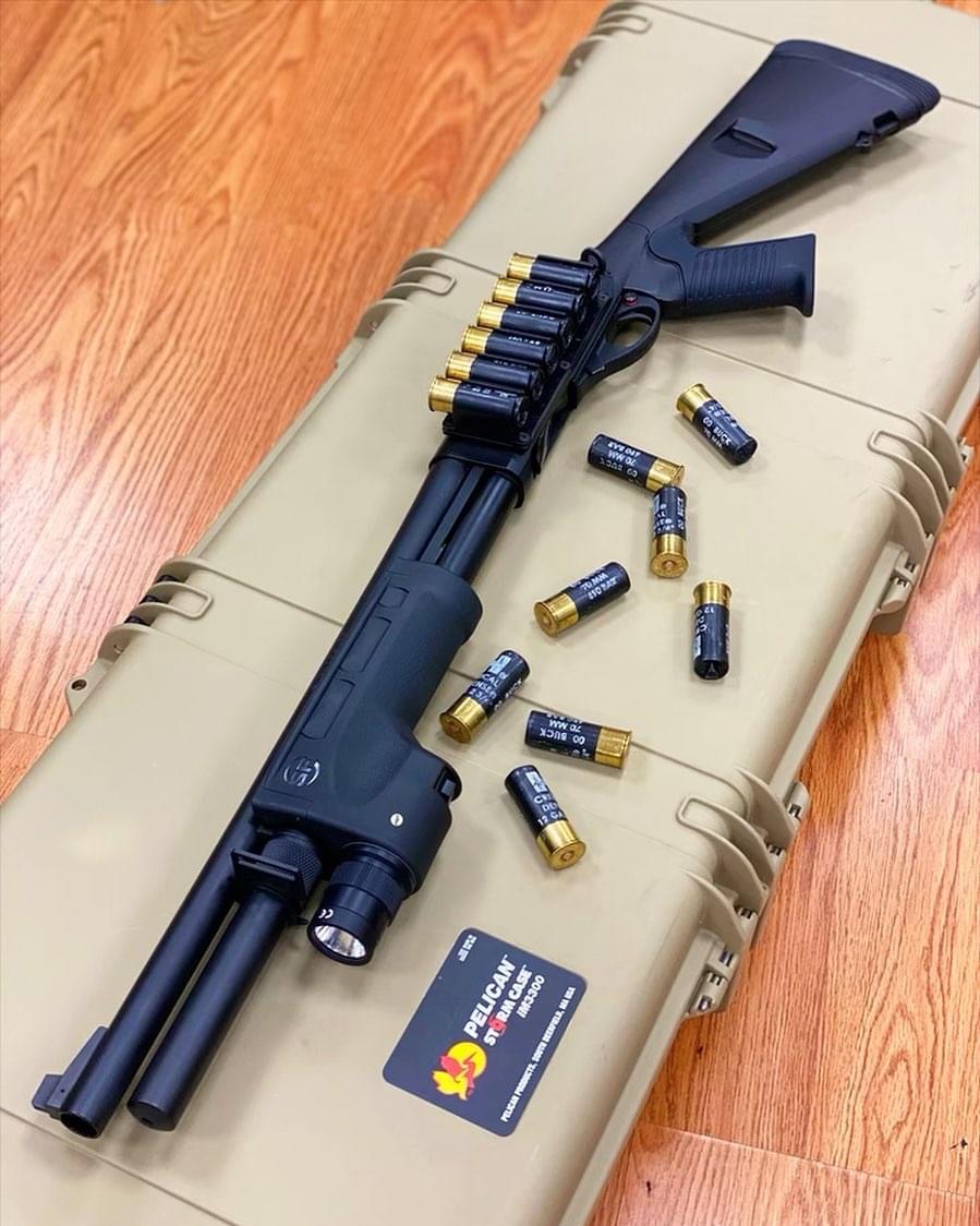 装有surefire手电护木和伯奈利m4枪托的#雷明顿##m870#泵动#霰弹枪