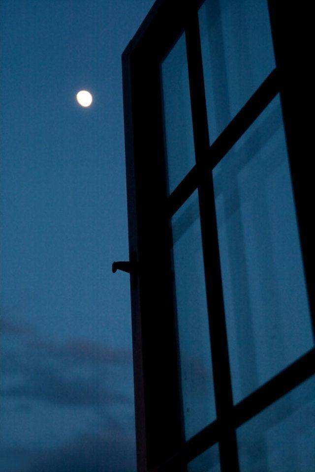 夜晚窗外明月图片图片