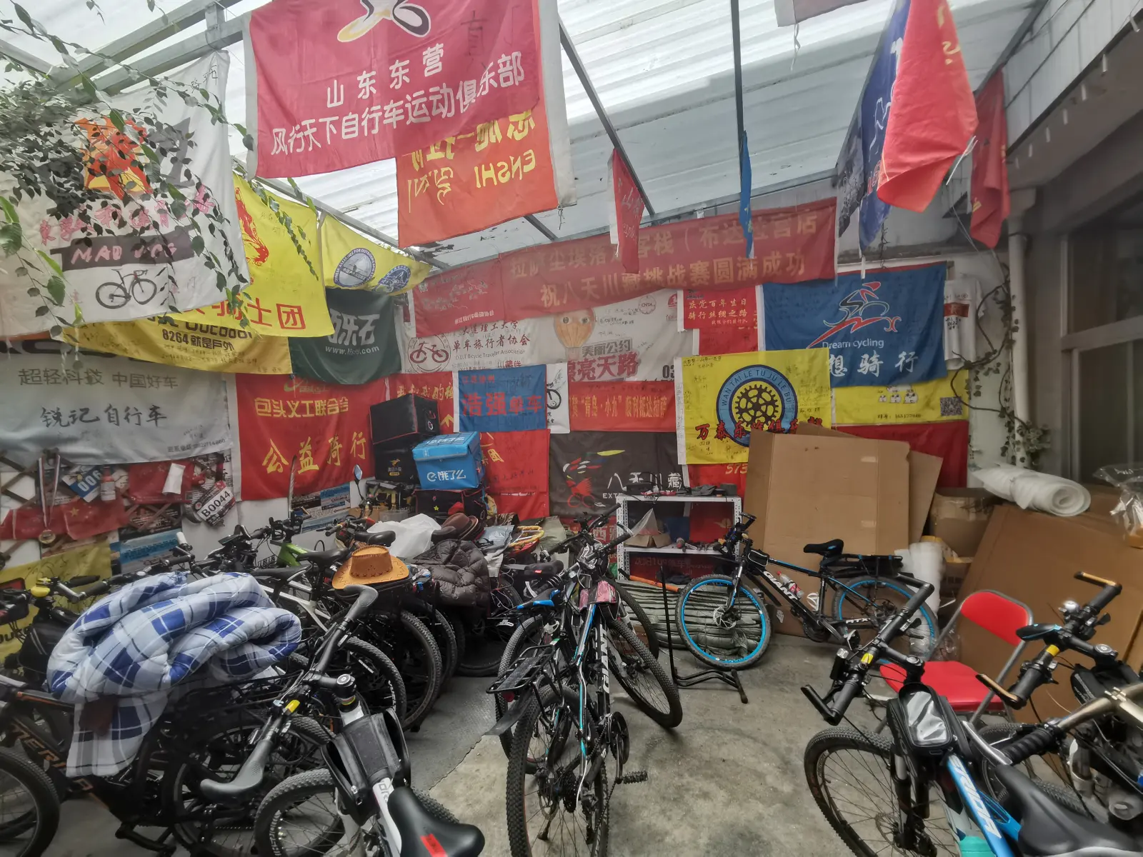 最后去了趟“尘埃落定客栈”,在这里把自行车打包邮寄回家