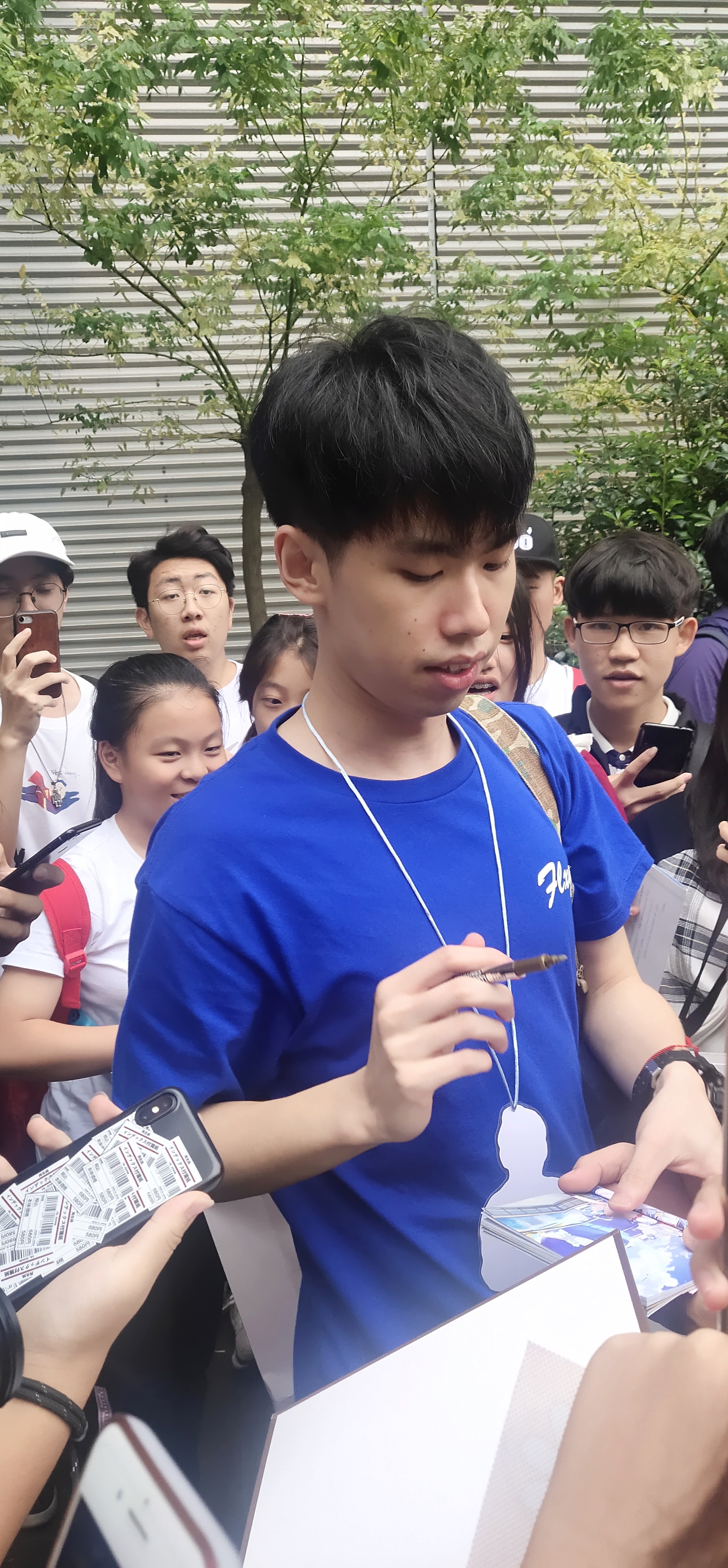 没抢到签售资格的我们,还是有跟暗影首长大合影的啦,另外福乐小哥超宠