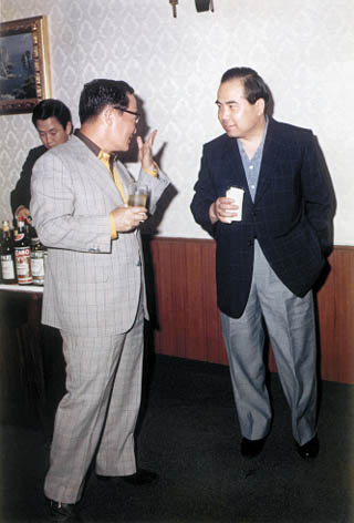 1976年4月 总统秘书室长金桂元与车智澈在青瓦台由朴正熙举办的聚会上