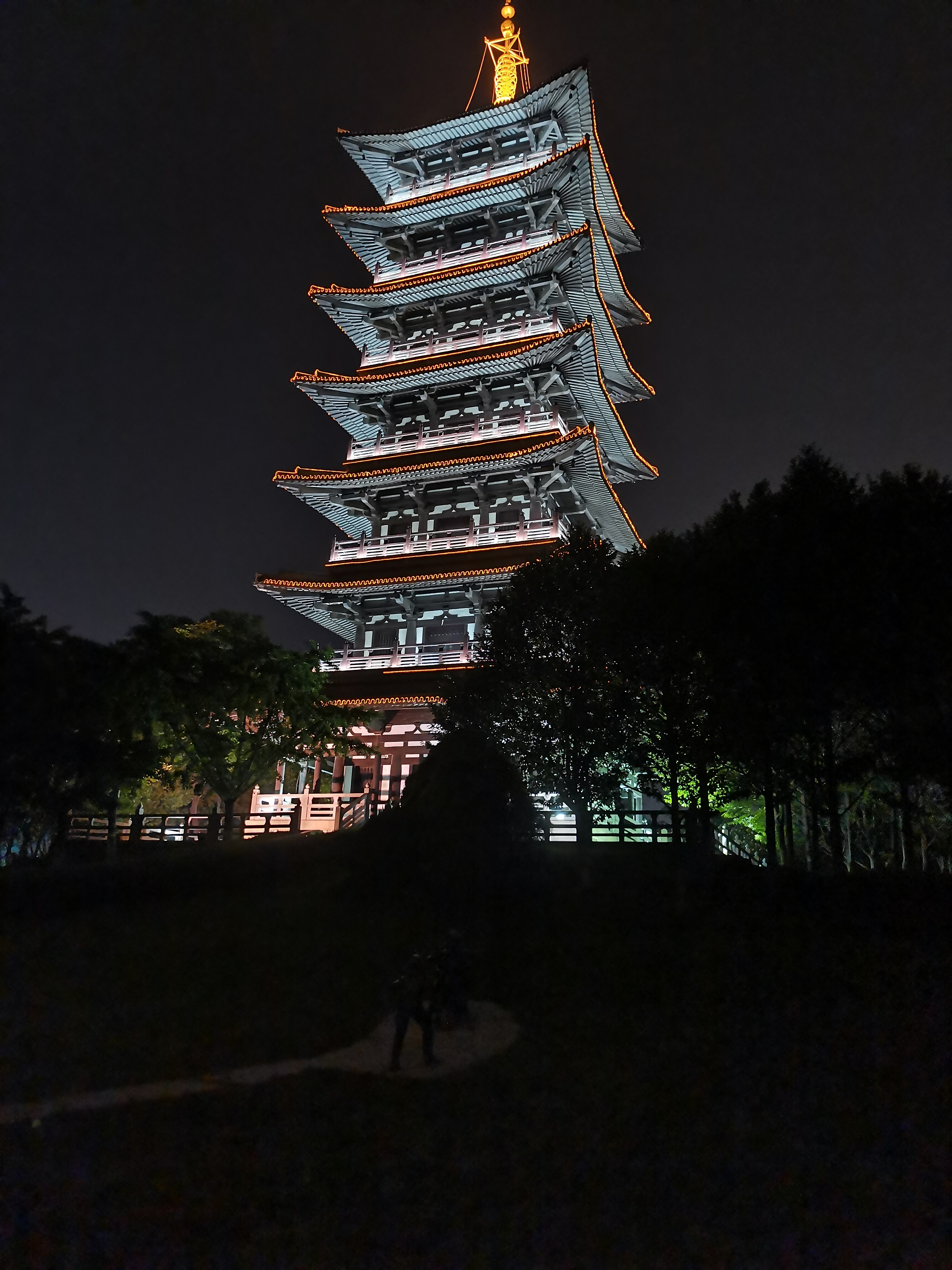 星期五晚上拍的垂虹塔 (不知道为什么,照片拍出来有点发白)