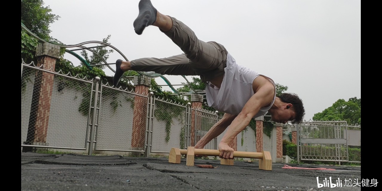 分腿水漂#街头健身##街健##俄挺