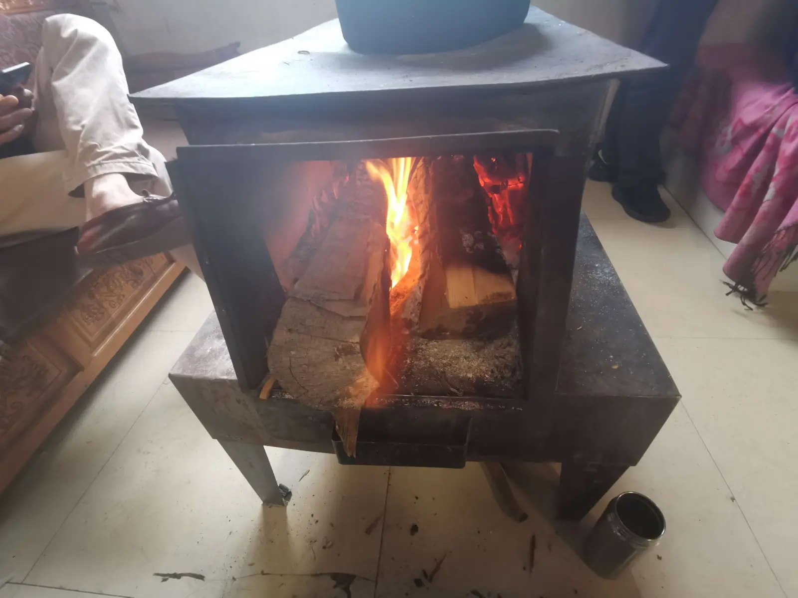 12:20 到达中途的一个休息站,竟然还有烤火的地方,吃了碗泡面当作是中饭,之后再出发去山顶