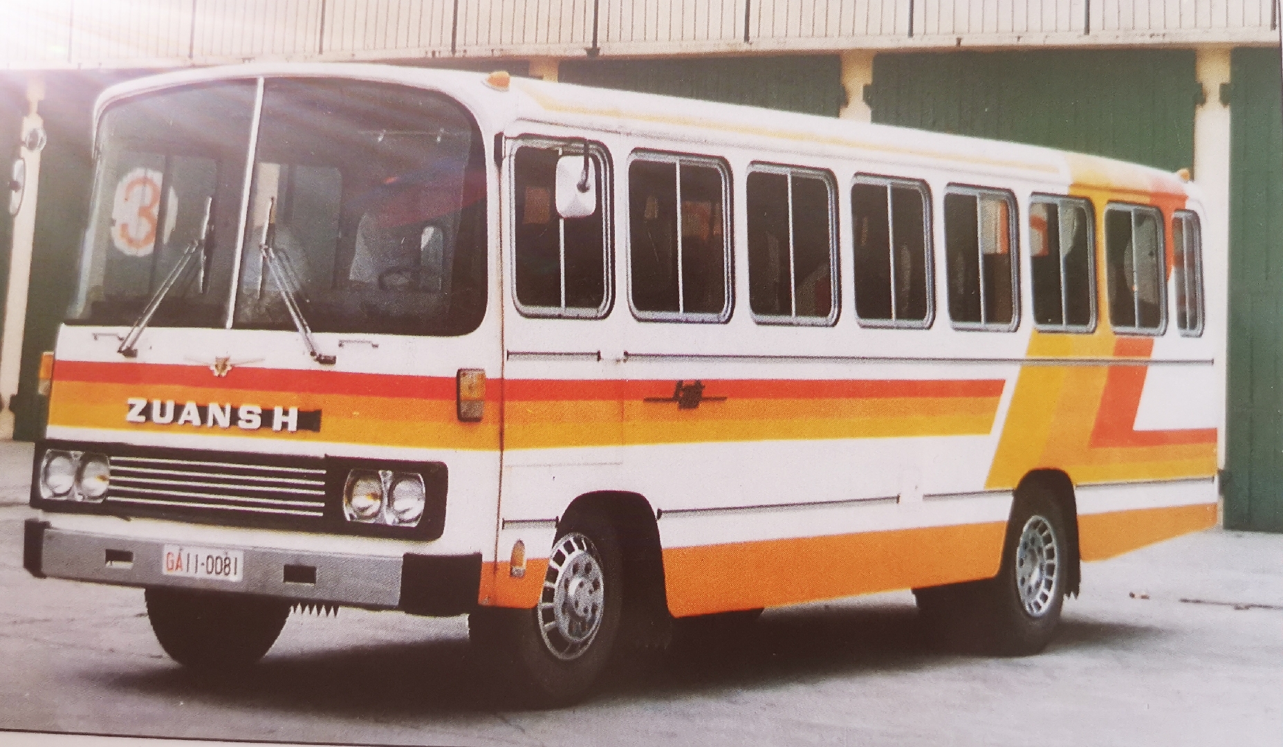 这是1986年,上海光辉客车厂生产的钻石牌sg650大客车,载客35人,车长9