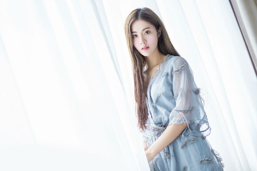 靓丽白皙美女菲儿,真的是好丝滑的感觉,超