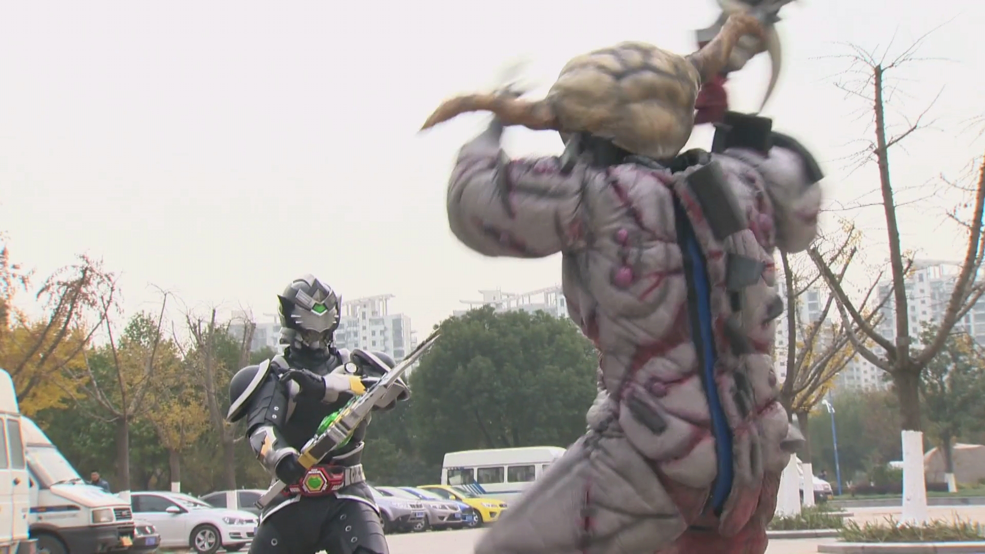 由人类改造而成的僵傀剁髅在打斗过程中还能依稀看到内部的人类服饰