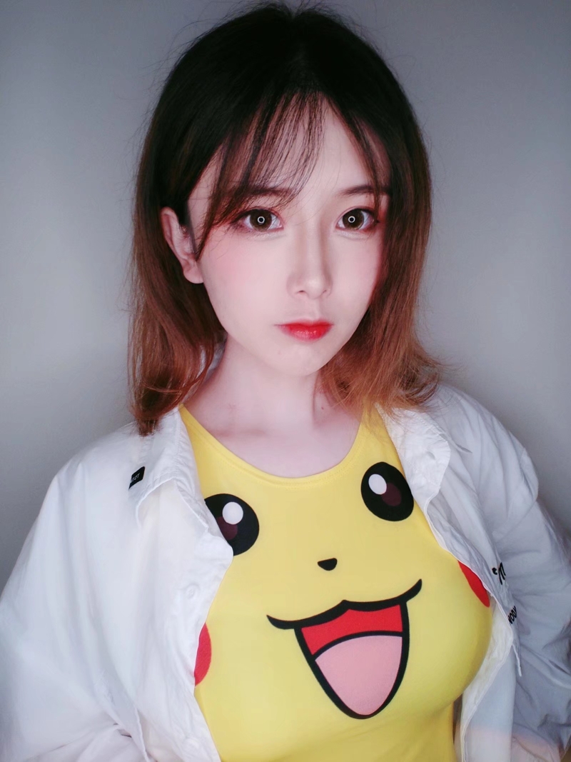 轩墨宝宝皮卡丘写真(这只皮卡丘真大真圆) (美腿纵享丝滑)[滑稽][滑稽