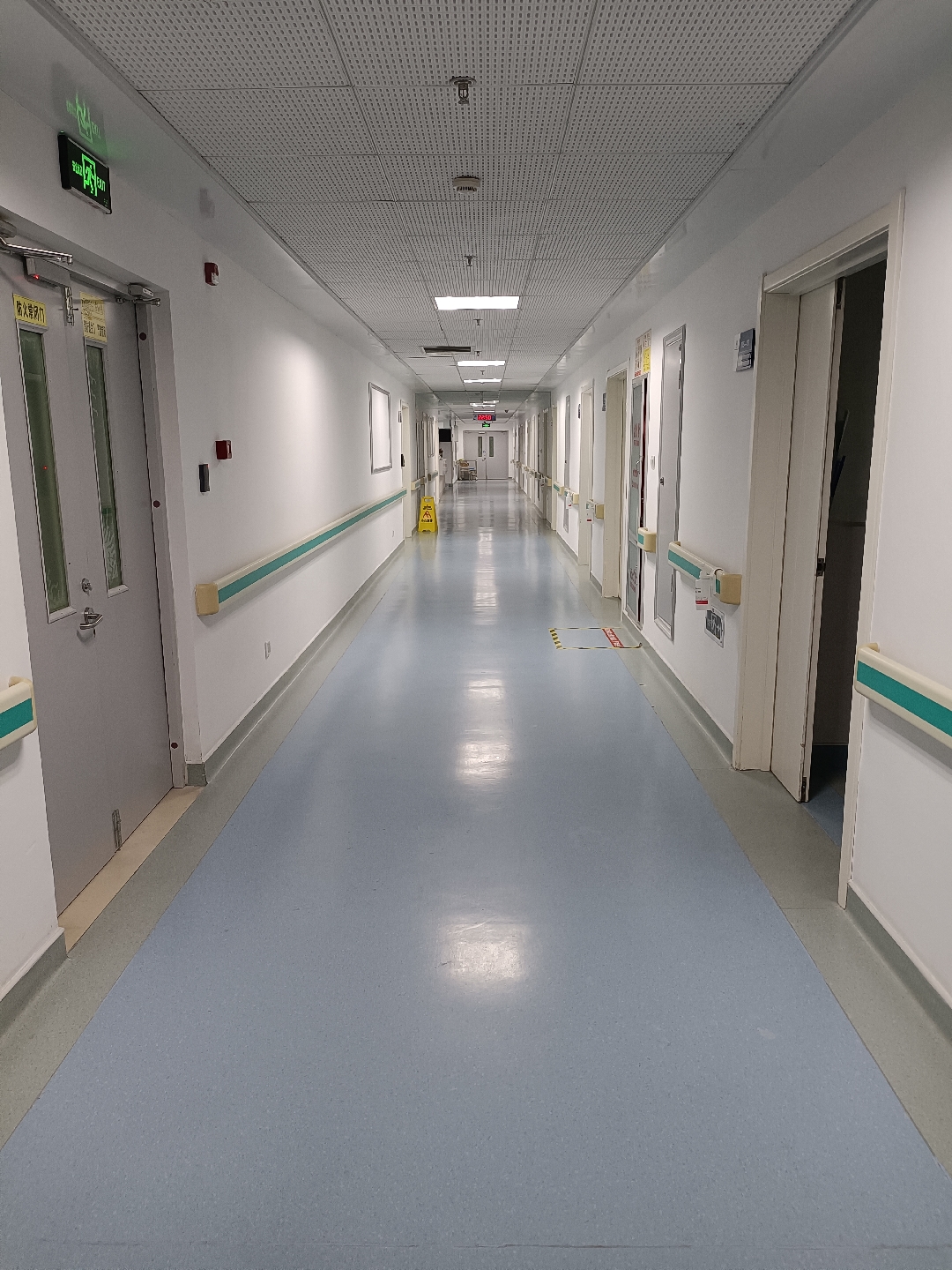 医院里的走廊安静的让我想起了某个恐怖片