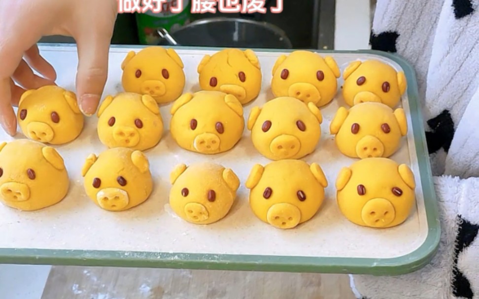 孩子生病没有胃口,今天做了南瓜卡通小馒头,姐弟俩吃了好几个