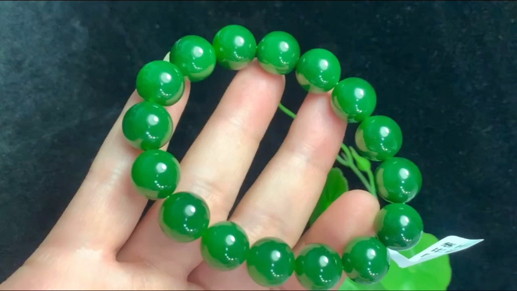 和田玉碧玉菠菜辣绿手串手链,俄碧老料 玉质细腻 脂粉油性十足 色泽辣