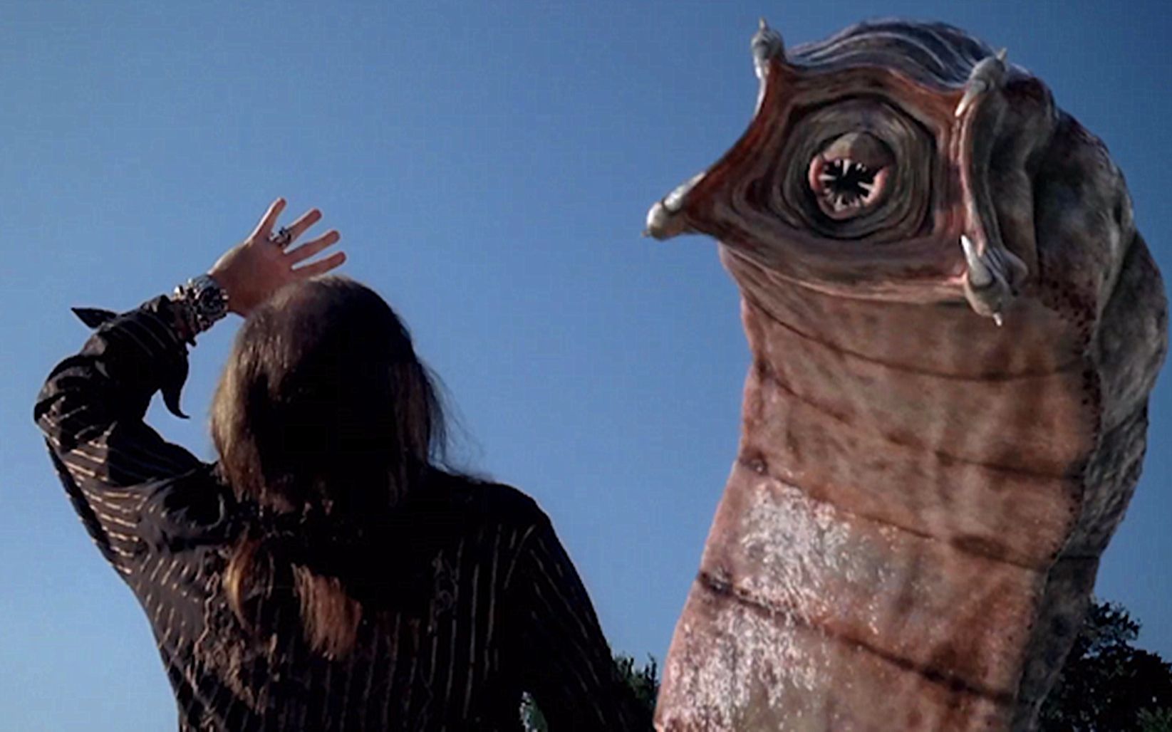 石油公司发现地底有宝藏,继续挖掘,却惊动了地下的怪物