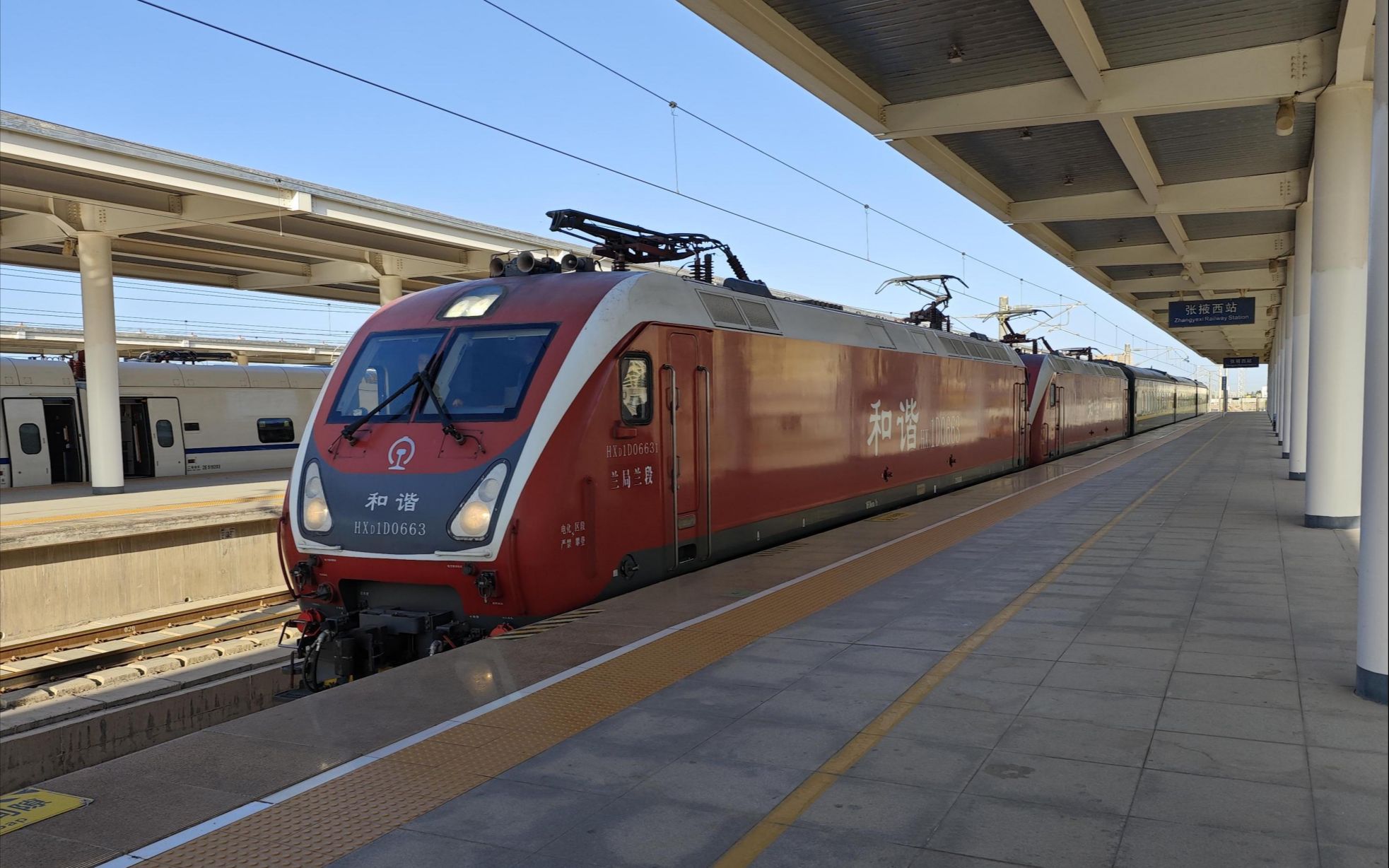 z294次列车过祁连雪山