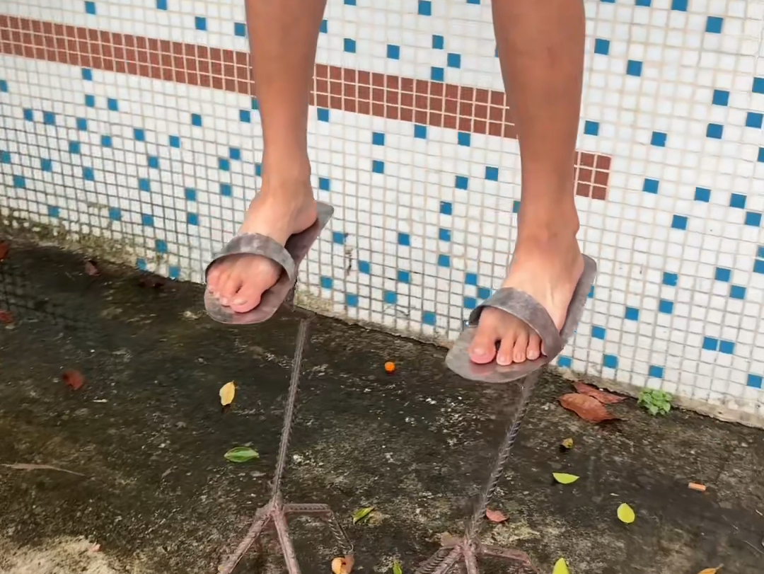 嘿嘿,鸡爪高跟鞋,你喜欢吗#艾特你想艾特的的人来穿#高跟鞋#搞笑