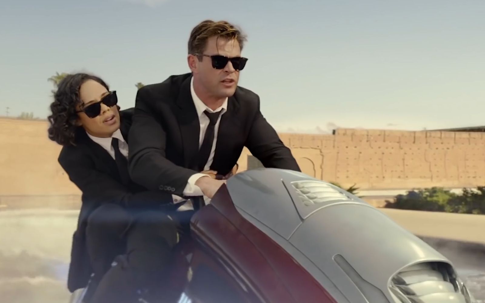 《黑衣人4》men in black 4国际版预告~雷神女武神再续前缘,快来看萌