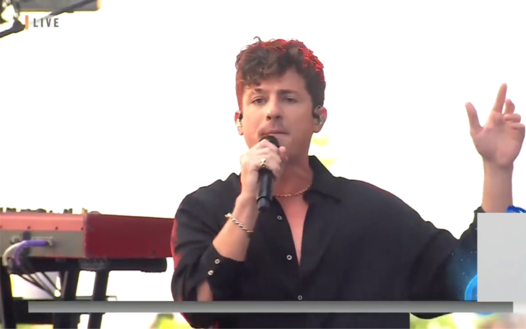 [图]断眉【Charlie Puth】最新户外演唱会表演新单《Left and Right+Light Switch+We Don’t Talk Anymore》 等