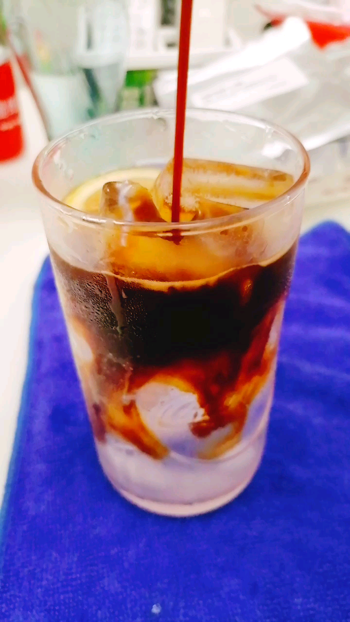 叮!饮茶时间到#周末在家制作一杯凉凉的醇厚的冰柠檬美式咖啡