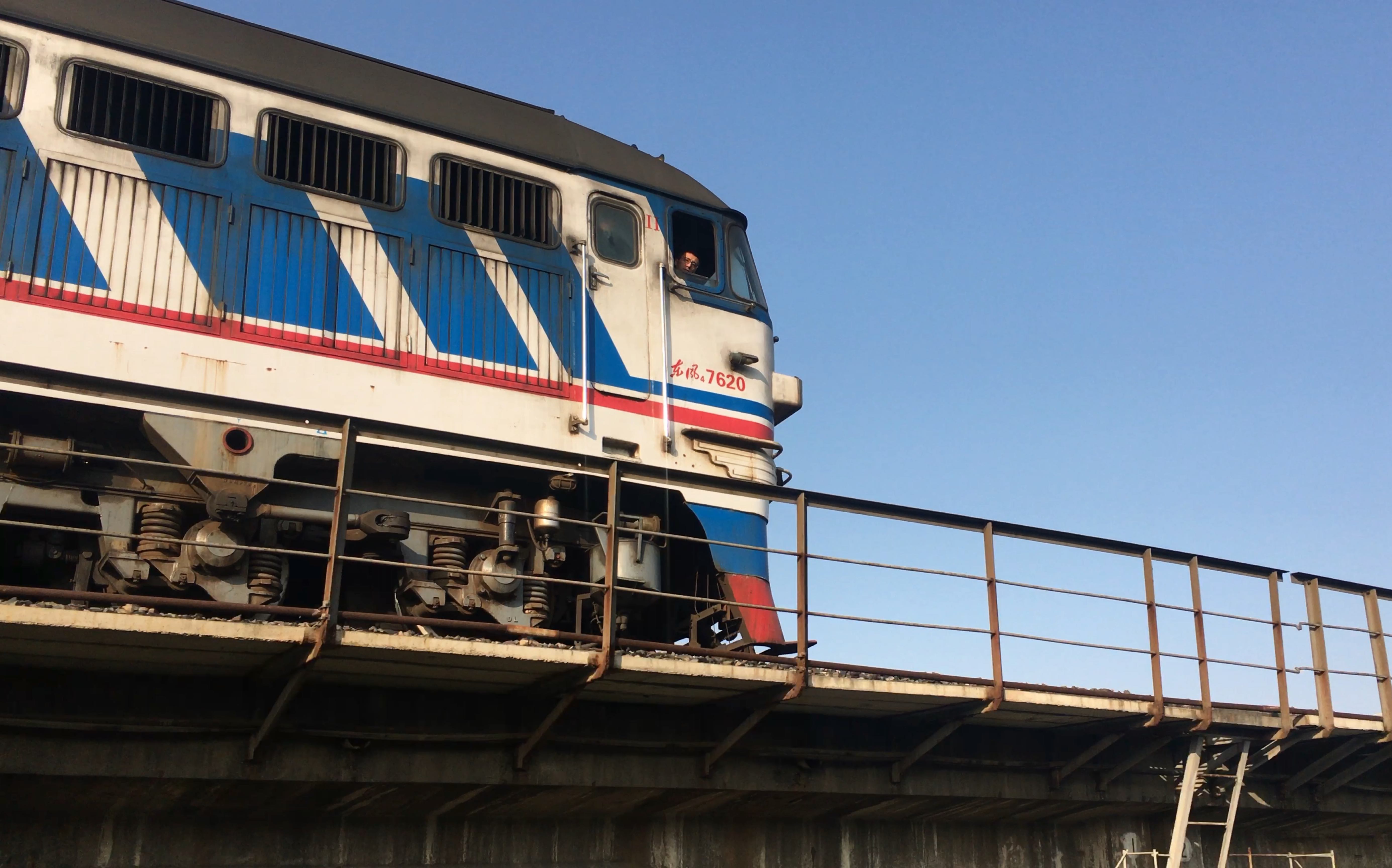 【金温铁路 轮轨系列】司机探头系列 k943 df4b7620 通过温西十号道口