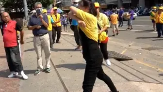辣妹虎爺！现场脱衣