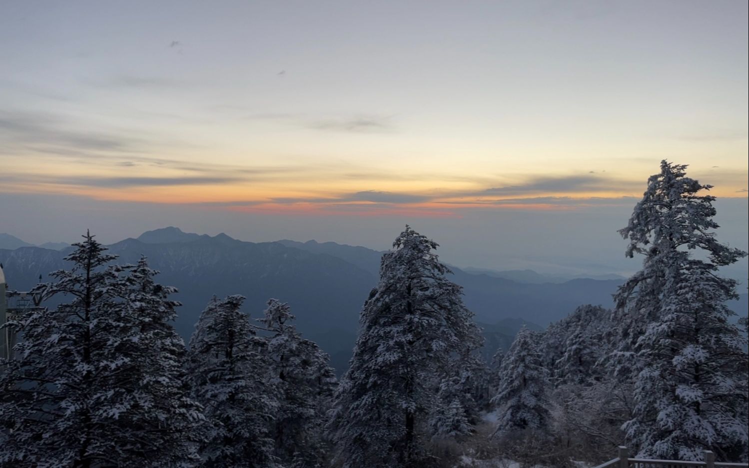 [图]带你云看窗含西岭千秋雪的日出 || 成都旅游景点｜VLOG｜西岭雪山｜日月坪