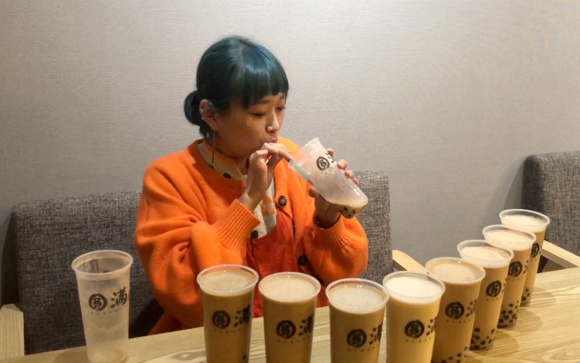 日本著名大胃王挑战14斤奶茶:1口喝掉1斤半,8分钟喝完全部