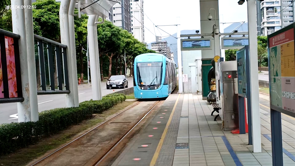 [图]淡海輕軌綠山線 濱海沙崙站列車進站